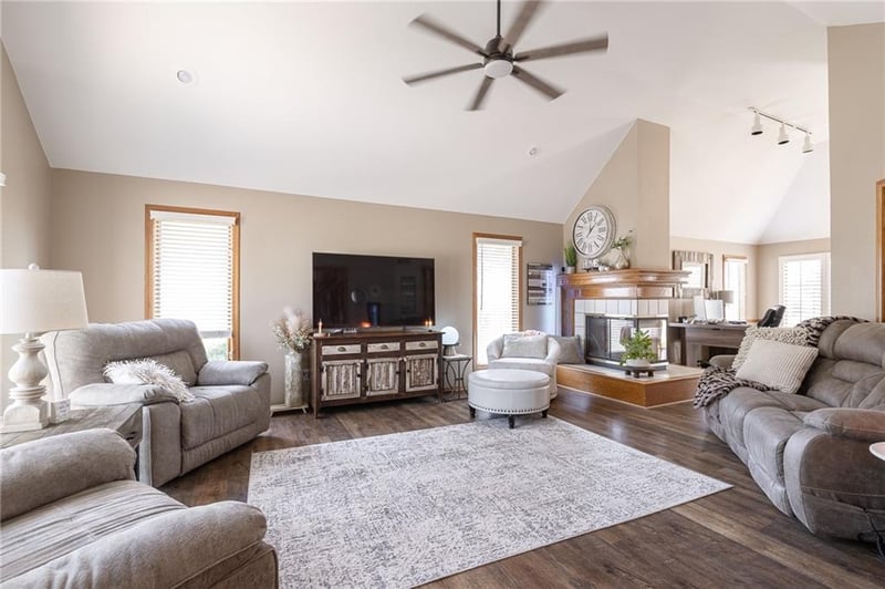 1306 Stonecreek Dr, Blue Springs, MO 64015