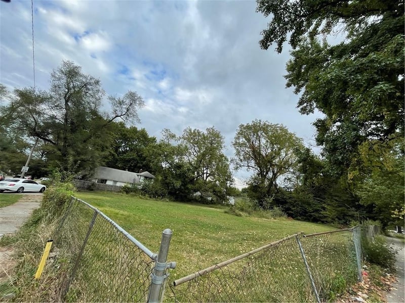College Ave, Kansas City, MO 64132