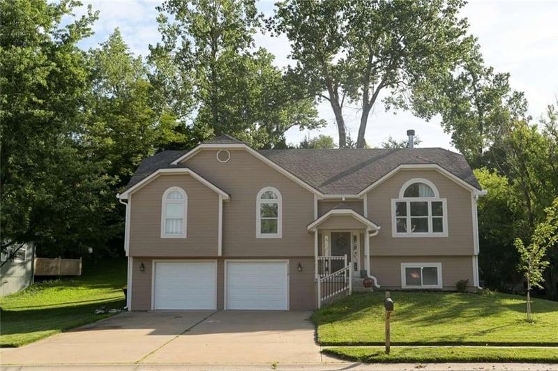 11116 55th St, Parkville, MO 64152