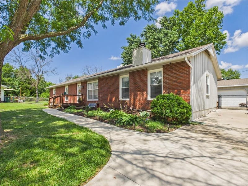 922 Ridge Dr, Warrensburg, MO 64093