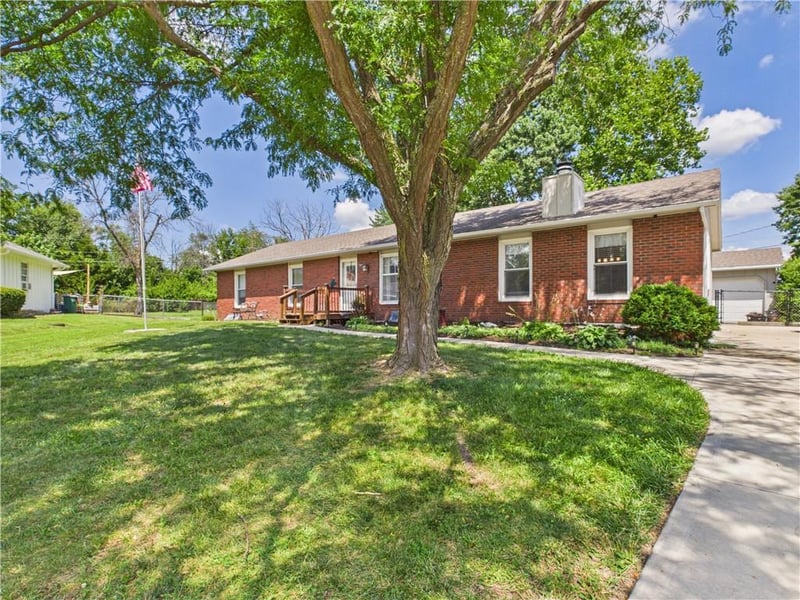922 Ridge Dr, Warrensburg, MO 64093