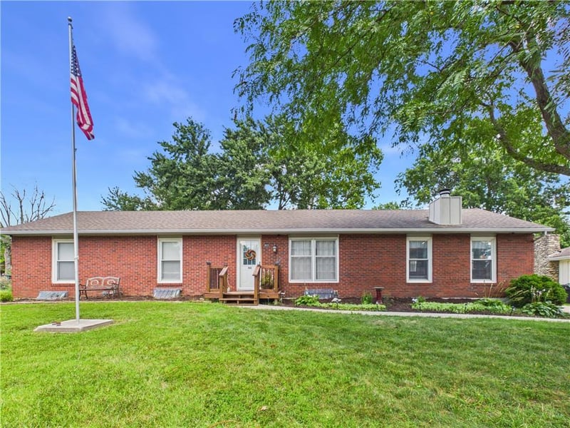 922 Ridge Dr, Warrensburg, MO 64093