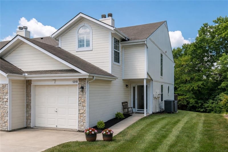 1219 Hidden Ridge Cir, Blue Springs, MO 64015
