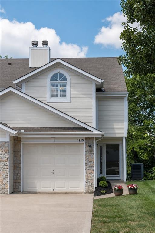 1219 Hidden Ridge Cir, Blue Springs, MO 64015