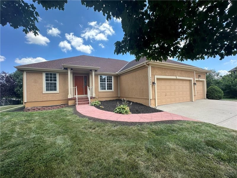 2405 Stone Bridge Cir, Lee's Summit, MO 64082