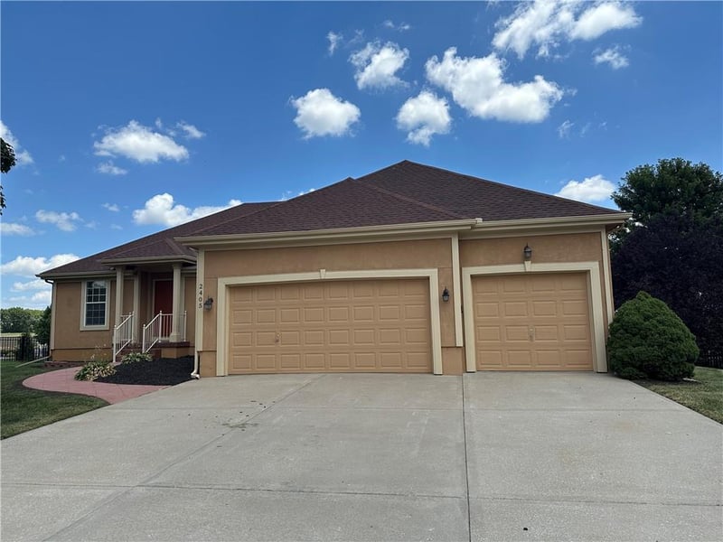 2405 Stone Bridge Cir, Lee's Summit, MO 64082