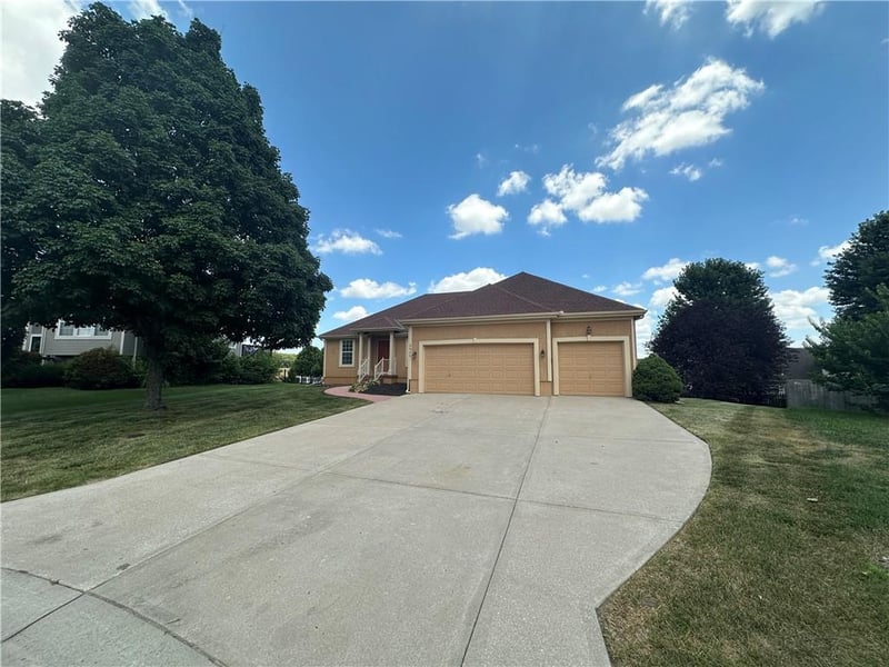 2405 Stone Bridge Cir, Lee's Summit, MO 64082