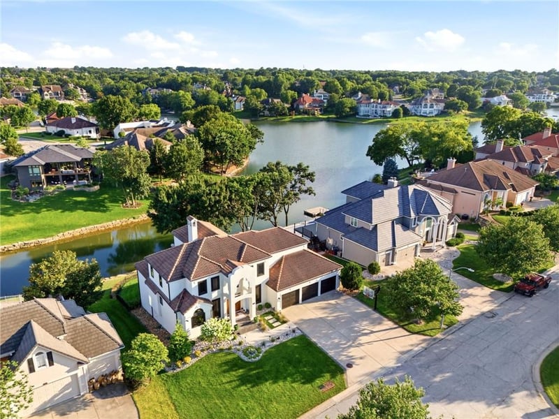 701 Shoreline Dr, Lee's Summit, MO 64064