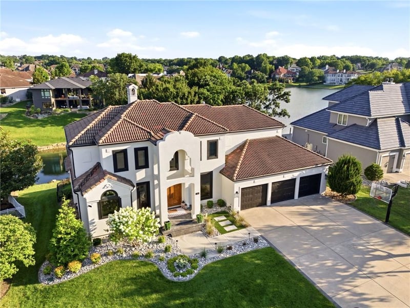 701 Shoreline Dr, Lee's Summit, MO 64064