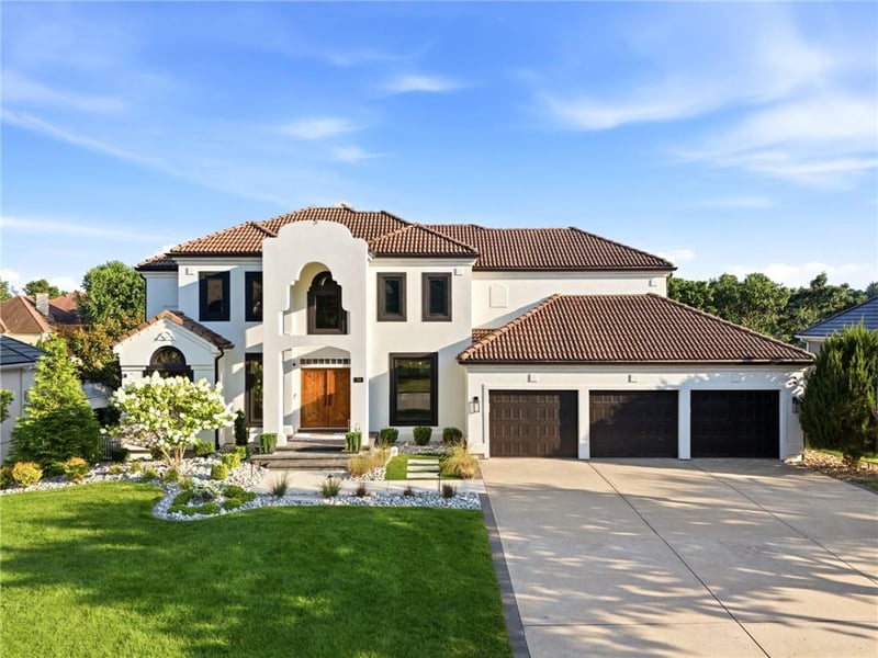 701 Shoreline Dr, Lee's Summit, MO 64064