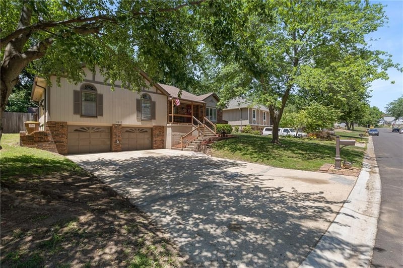 2209 10th St, Blue Springs, MO 64015