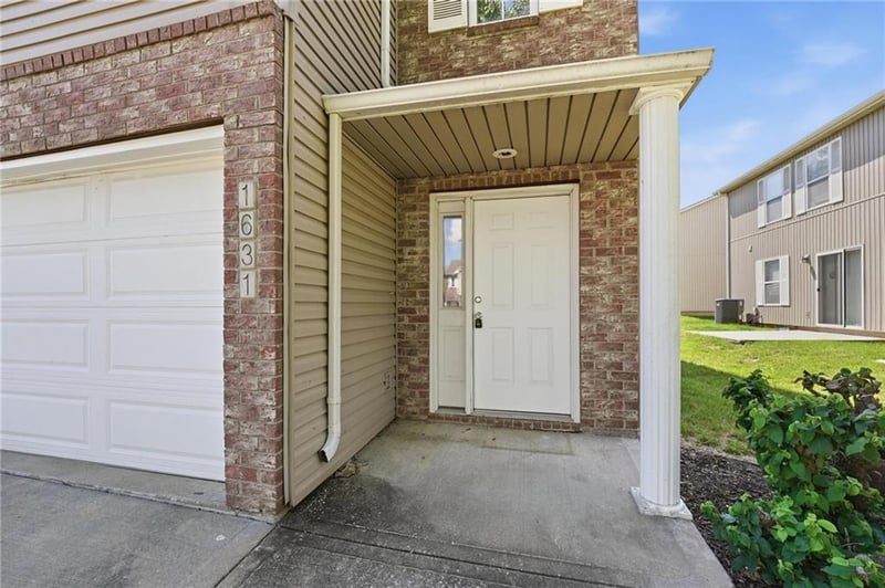 1631 Garrett Dr, Blue Springs, MO 64015