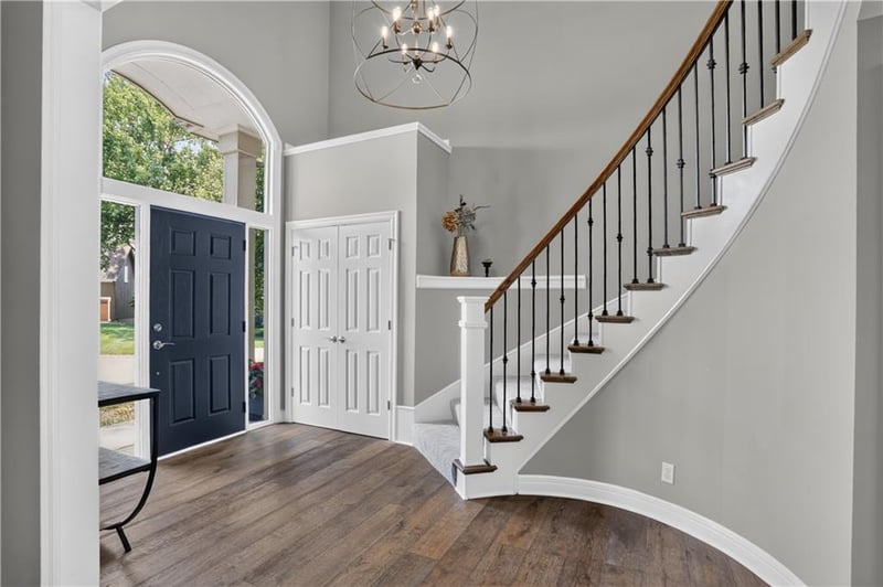 8101 Park View Dr, Parkville, MO 64152