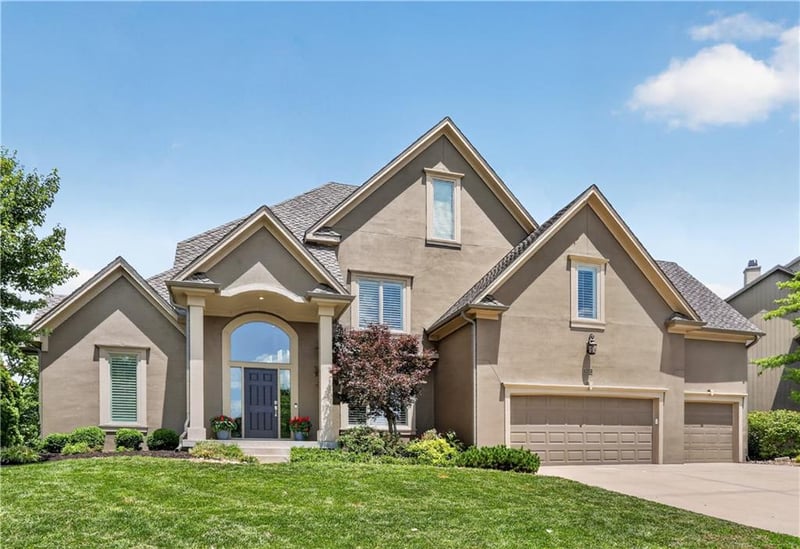 8101 Park View Dr, Parkville, MO 64152