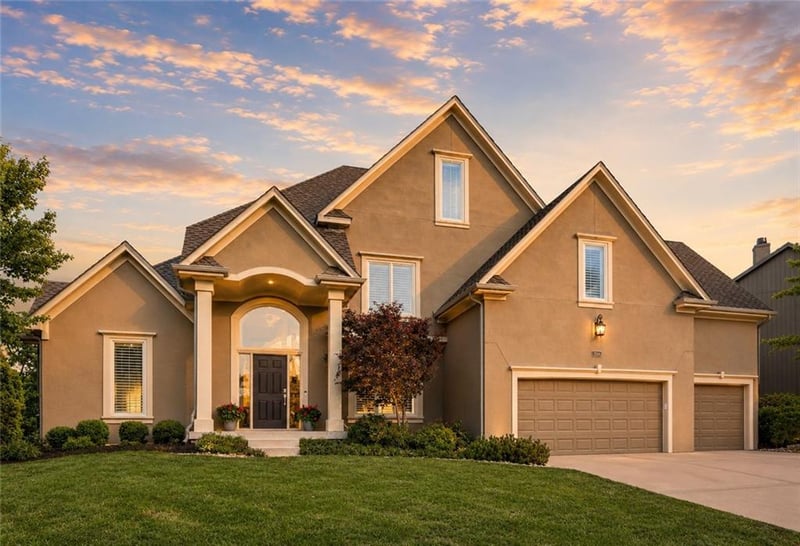 8101 Park View Dr, Parkville, MO 64152