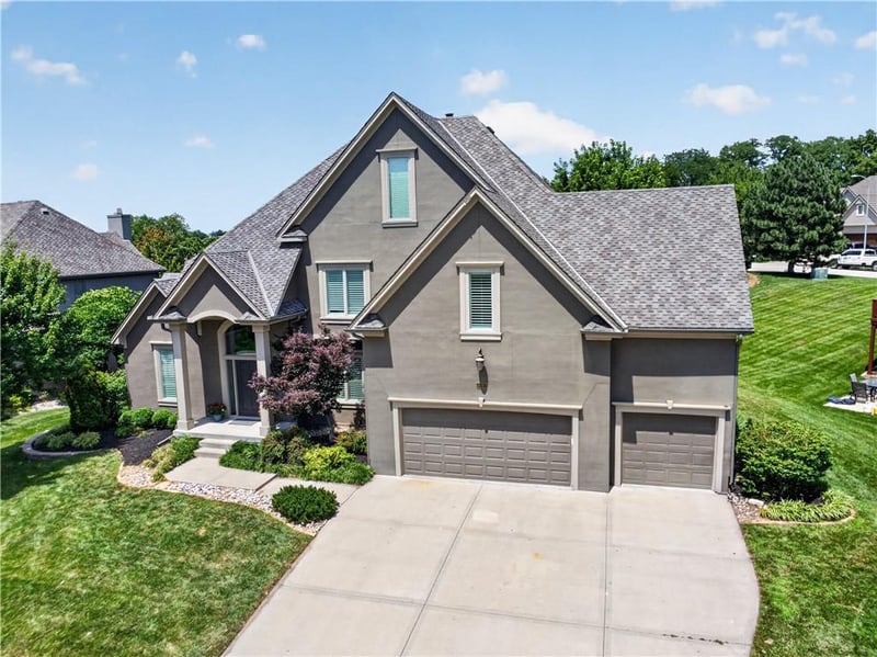 8101 Park View Dr, Parkville, MO 64152