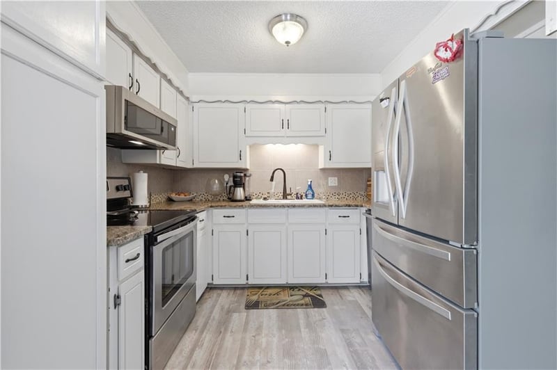 417 Parkwood Dr, Blue Springs, MO 64014