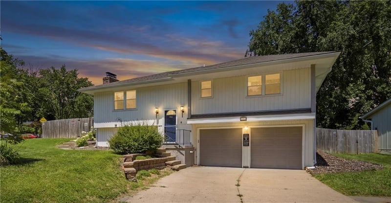 417 Parkwood Dr, Blue Springs, MO 64014