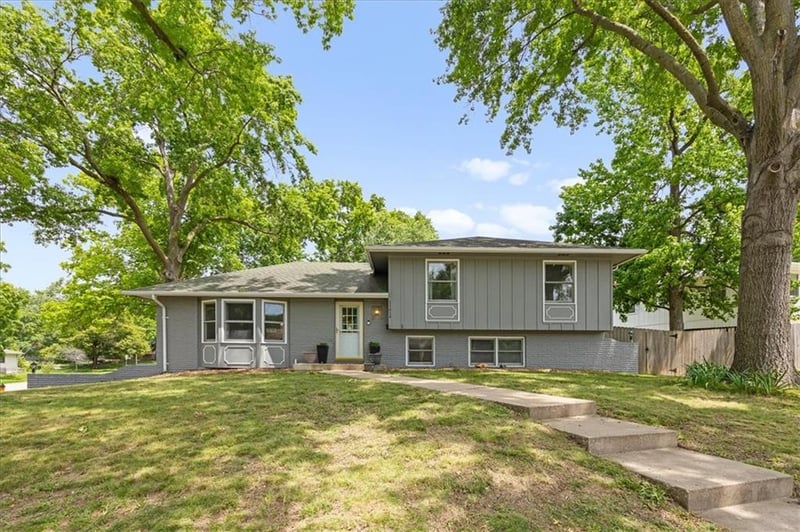 11614 Mcanany Dr, Shawnee Mission, KS 66203