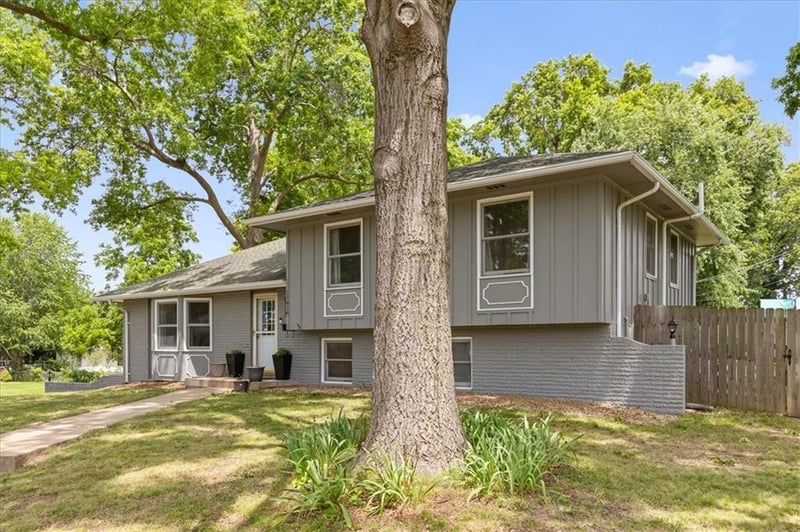 11614 Mcanany Dr, Shawnee Mission, KS 66203