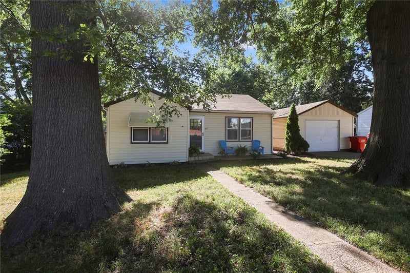 17 Hostetter St, Buckner, MO 64016
