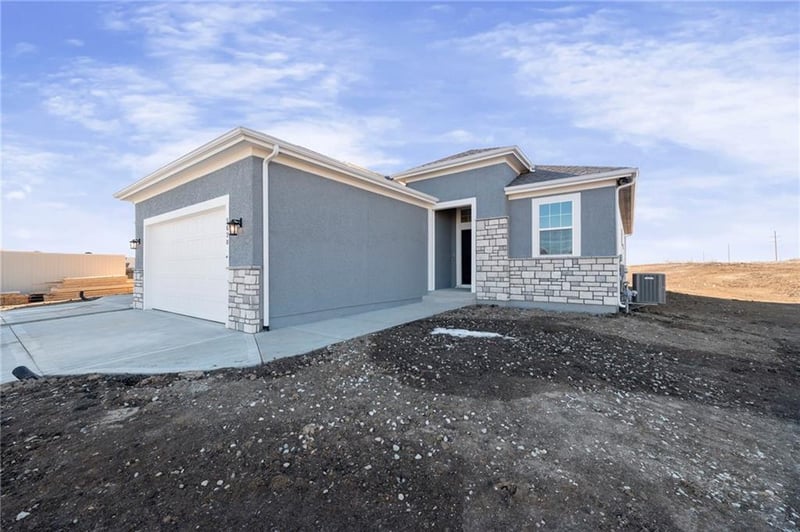 14655 Amanda Ln, Basehor, KS 66007