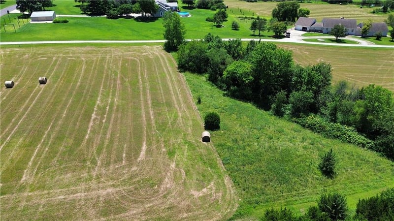 2448 Meadow Lake Dr, Ottawa, KS 66067