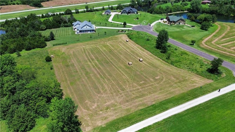 2448 Meadow Lake Dr, Ottawa, KS 66067