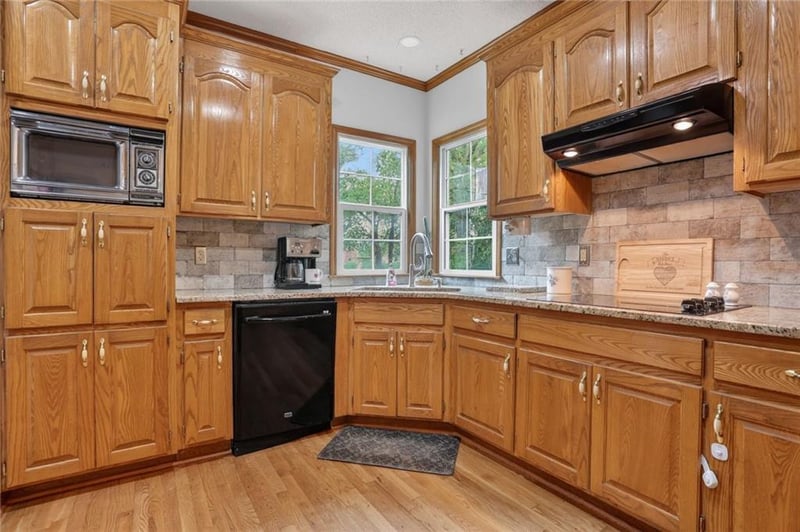8442 Lakeview Ave, Lenexa, KS 66219