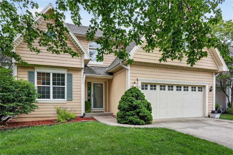 8442 Lakeview Ave, Lenexa, KS 66219