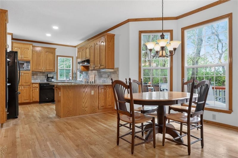 8442 Lakeview Ave, Lenexa, KS 66219