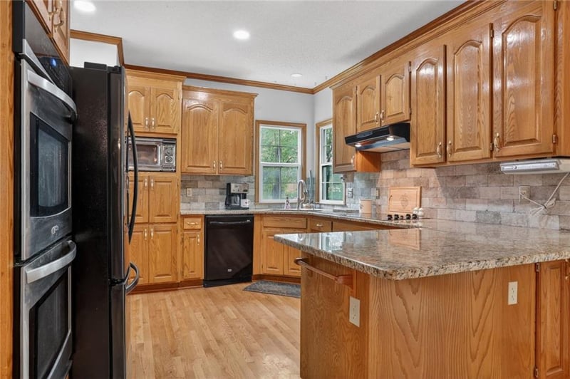8442 Lakeview Ave, Lenexa, KS 66219