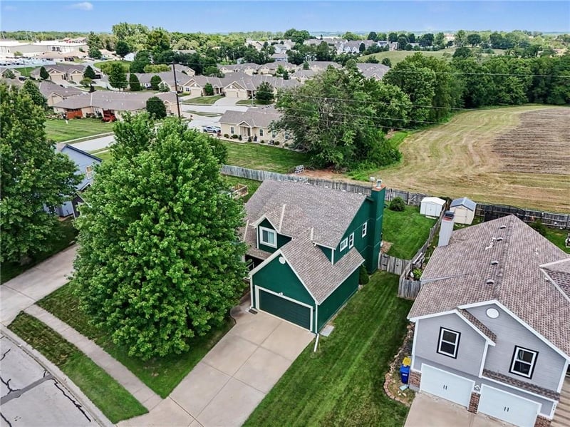 304 Shannon Ave, Smithville, MO 64089