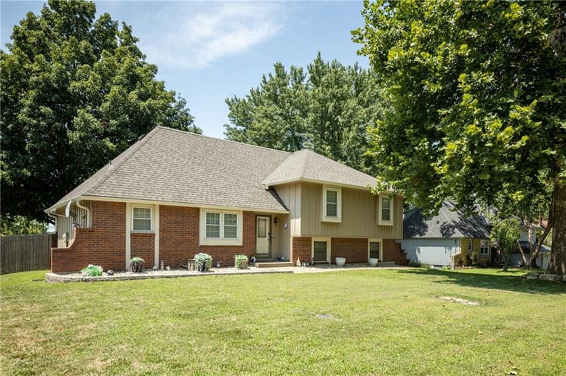404 S Sunset Ln, Raymore, MO 64083