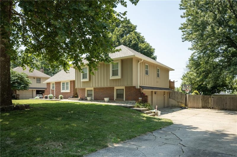 404 S Sunset Ln, Raymore, MO 64083
