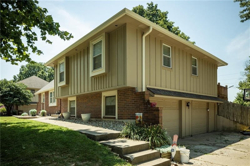 404 S Sunset Ln, Raymore, MO 64083