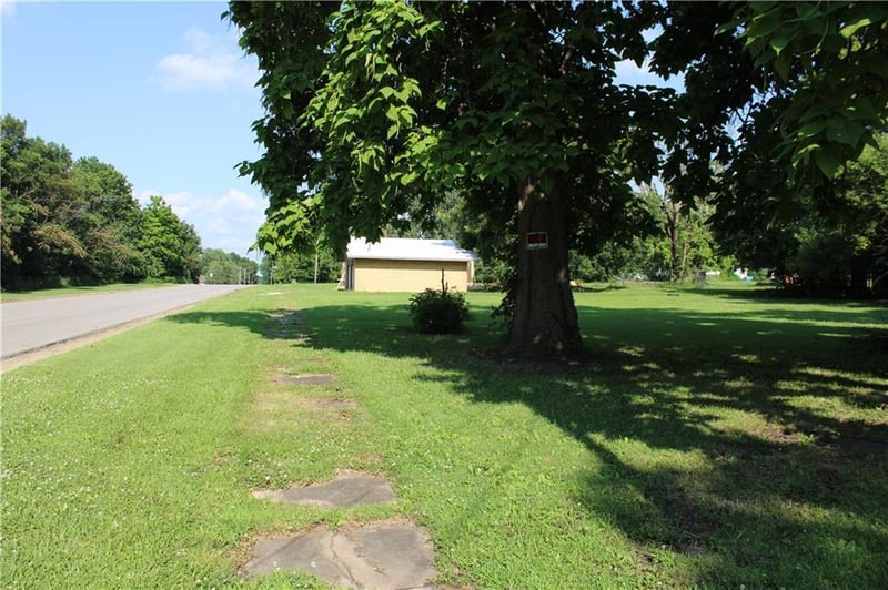 S Oak St, Mulberry, KS 66756