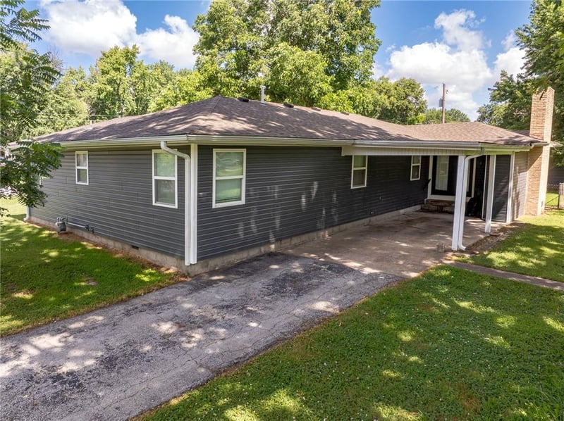303 Jefferson St, Frontenac, KS 66763