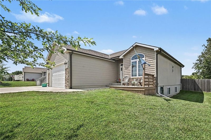 8578 208th St, Trimble, MO 64492