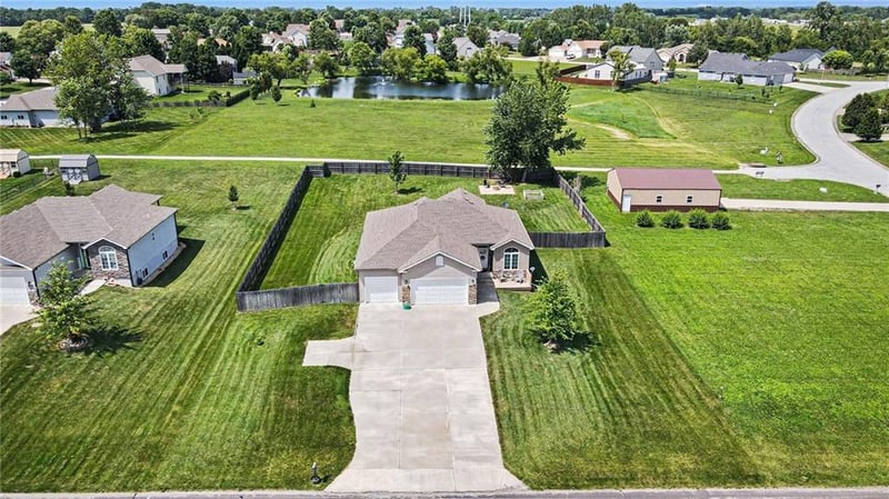 8578 208th St, Trimble, MO 64492
