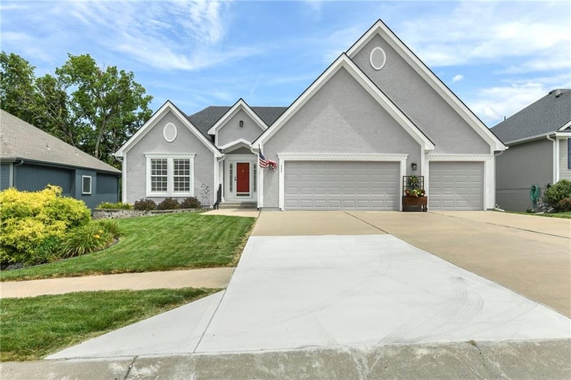 537 Topaz Dr, Lee's Summit, MO 64086
