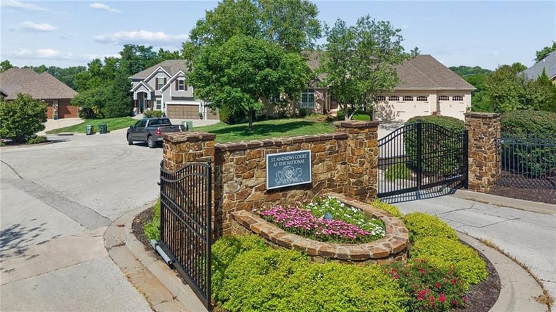 5870 Chateau Ct, Parkville, MO 64152