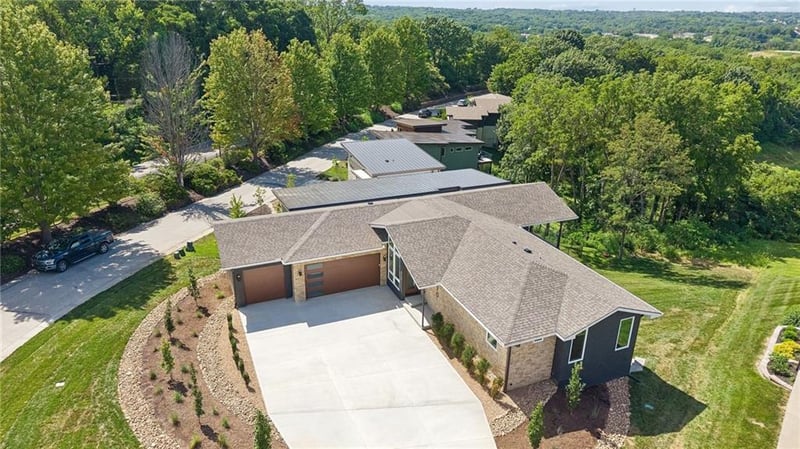 5870 Chateau Ct, Parkville, MO 64152