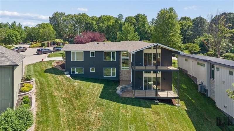 5870 Chateau Ct, Parkville, MO 64152