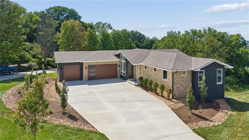 5870 Chateau Ct, Parkville, MO 64152