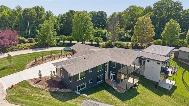 5870 Chateau Ct, Parkville, MO 64152