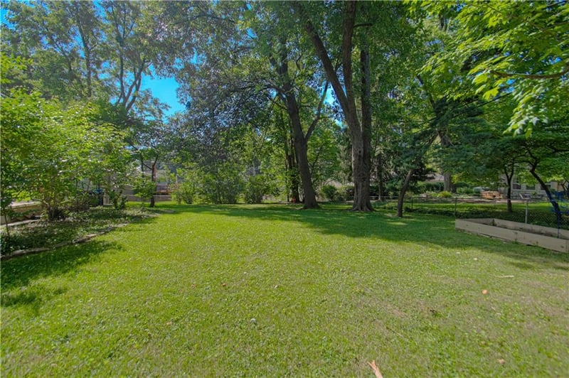 8020 Juniper St, Prairie Village, KS 66208