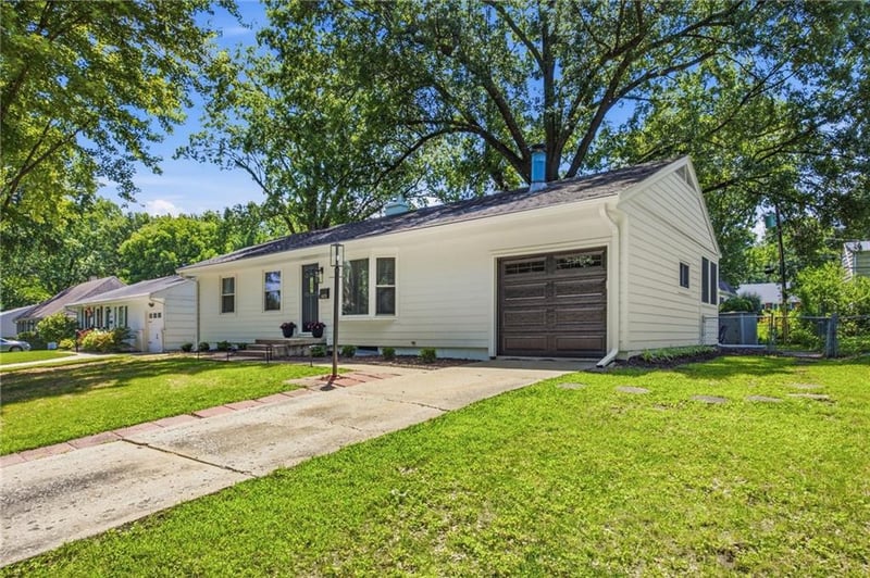 6101 76th St, Prairie Village, KS 66208