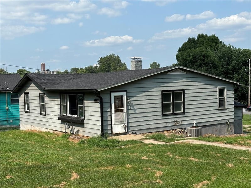 3813 Ayrlawn Dr, St Joseph, MO 64503