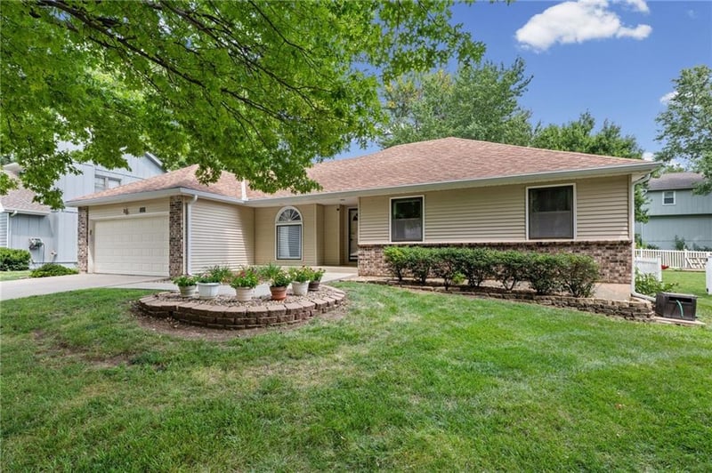8639 Greenway Ln, Lenexa, KS 66215